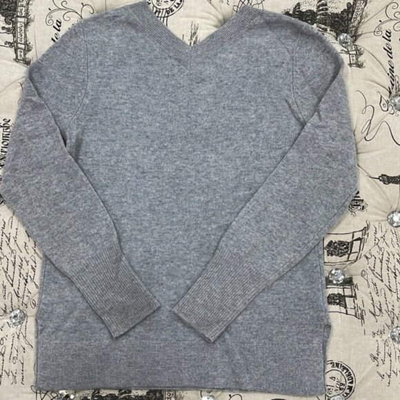 Halogen V-Neck Cashmere Sweater - Picture 7 of 8